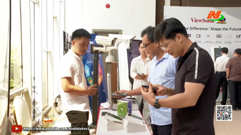Ấn tượng gian h&agrave;ng trưng b&agrave;y c&ocirc;ng nghệ