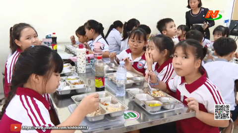Bảo đảm chất lượng bữa ăn b&aacute;n tr&uacute; cho học sinh