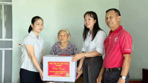 Gia Hưng chăm lo người c&oacute; c&ocirc;ng theo lời B&aacute;c dạy
