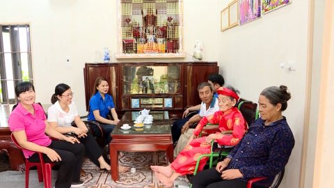 Quan t&acirc;m chăm lo cho người c&oacute; c&ocirc;ng với c&aacute;ch mạng