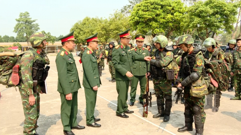 Kiểm tra c&ocirc;ng t&aacute;c sẵn s&agrave;ng chiến đấu bảo vệ bầu cử
