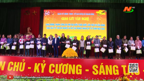 Giao lưu văn nghệ v&agrave; tặng qu&agrave; Tết cho người ngh&egrave;o tại x&atilde; Thanh B&igrave;nh