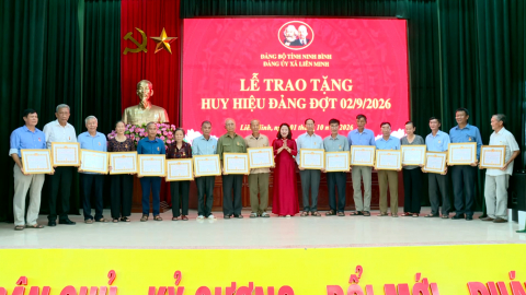 X&atilde; Li&ecirc;n Minh trao tặng huy hiệu Đảng v&agrave; sơ kết c&ocirc;ng t&aacute;c 9 th&aacute;ng năm 2026