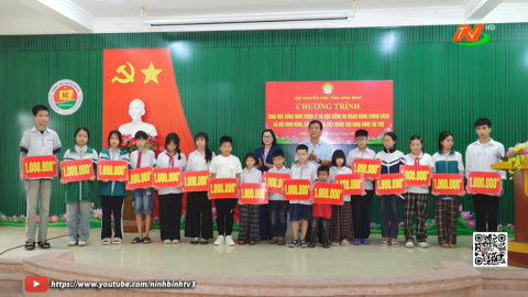 Trao học bổng cho học sinh c&oacute; ho&agrave;n cảnh kh&oacute; khăn