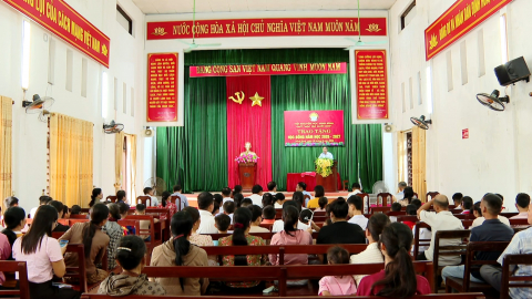 Trao học bổng cho học sinh c&oacute; ho&agrave;n cảnh kh&oacute; khăn