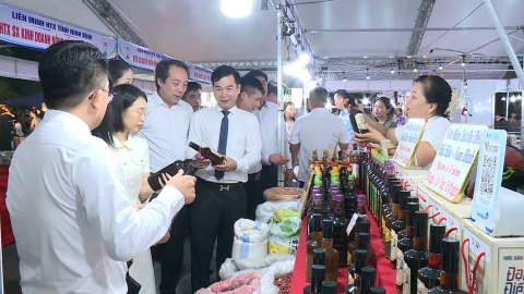Khai mạc phi&ecirc;n chợ hợp t&aacute;c x&atilde; tỉnh Ninh B&igrave;nh năm 2026