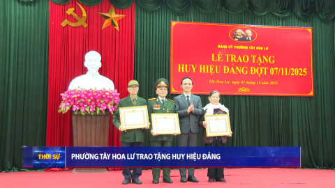 Phường T&acirc;y Hoa Lư trao tặng Huy hiệu Đảng 