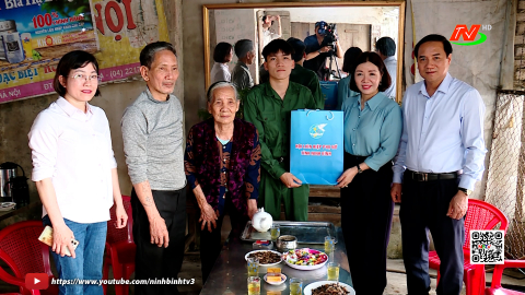 Thăm, tặng qu&agrave; t&acirc;n binh nhập ngũ năm 2026 ở x&atilde; &Yacute; Y&ecirc;n