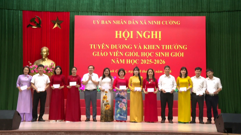 Tuy&ecirc;n dương v&agrave; khen thưởng gi&aacute;o vi&ecirc;n, học sinh giỏi năm học 2025-2026