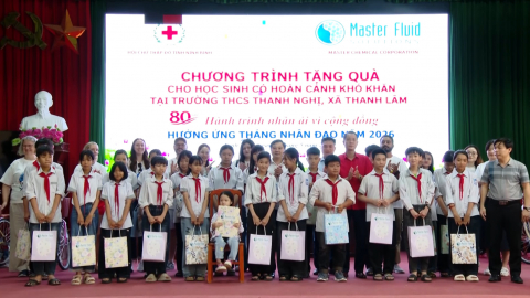 Tặng qu&agrave; cho học sinh c&oacute; ho&agrave;n cảnh kh&oacute; khăn