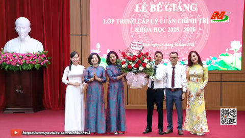 Bế giảng lớp Trung cấp L&yacute; luận ch&iacute;nh trị