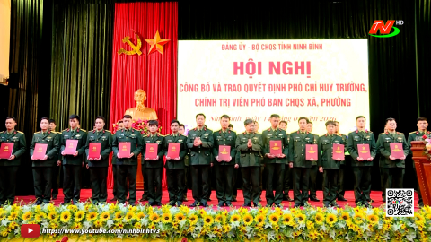 Trao quyết định Ph&oacute; chỉ huy trưởng, Ch&iacute;nh trị vi&ecirc;n ph&oacute; Ban CHQS x&atilde;, phường