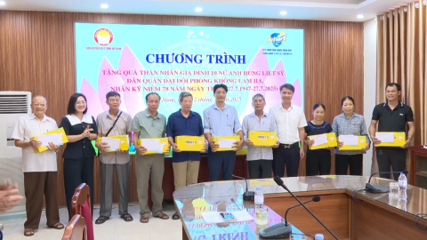 Tặng qu&agrave; th&acirc;n nh&acirc;n gia đ&igrave;nh 10 nữ liệt sỹ D&acirc;n qu&acirc;n Đại đội Ph&ograve;ng kh&ocirc;ng Lam Hạ