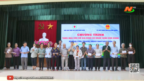 Tặng qu&agrave; cho hộ gia đ&igrave;nh c&oacute; ho&agrave;n cảnh kh&oacute; khăn