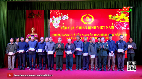Tặng qu&agrave; Tết cho CCB c&oacute; ho&agrave;n cảnh kh&oacute; khăn