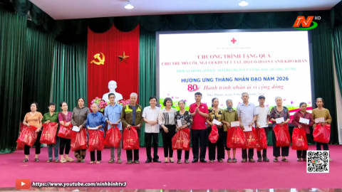 Hội Chữ thập đỏ tỉnh tặng qu&agrave; nh&acirc;n &aacute;i tại x&atilde; Nho Quan
