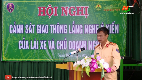 Cảnh s&aacute;t giao th&ocirc;ng lắng nghe &yacute; kiến của l&aacute;i xe v&agrave; chủ doanh nghiệp