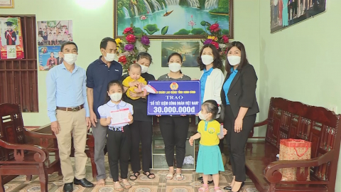Trao sổ tiết kiệm cho trẻ em mồi c&ocirc;i