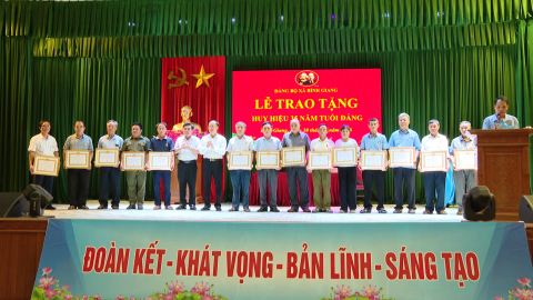 X&atilde; B&igrave;nh Giang trao tặng huy hiệu Đảng, kiện to&agrave;n tổ chức v&agrave; triển khai nhiệm vụ qu&yacute; IV năm 2026