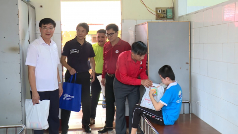 Trao qu&agrave;, hỗ trợ dinh dưỡng tại c&ocirc; nhi viện Th&aacute;nh An B&ugrave;i Chu