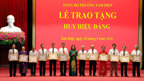 Phường Tam Điệp trao tặng huy hiệu Đảng v&agrave; triển khai nhiệm vụ qu&yacute; IV/2026