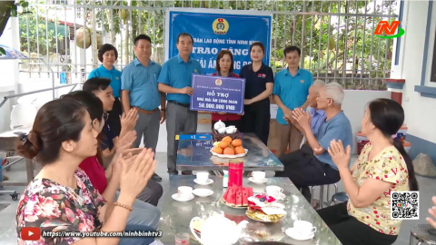 Trao kinh ph&iacute; x&acirc;y dựng nh&agrave; "M&aacute;i ấm c&ocirc;ng đo&agrave;n"