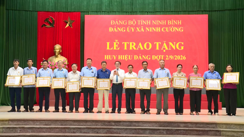 X&atilde; Ninh Cường trao huy hiệu Đảng v&agrave; sơ kết c&ocirc;ng t&aacute;c 9 th&aacute;ng năm 2026
