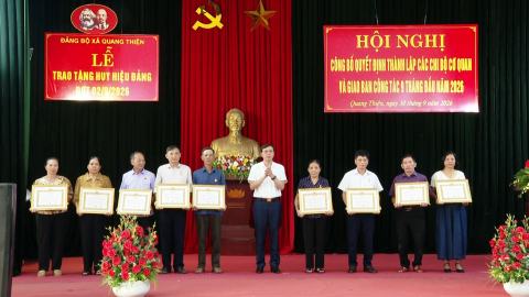 X&atilde; Quang Thiện trao tặng huy hiệu Đảng v&agrave; c&ocirc;ng bố quyết định th&agrave;nh lập c&aacute;c chi bộ