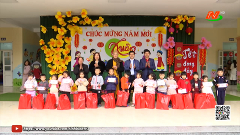 Trao qu&agrave; Tết cho c&aacute;c ch&aacute;u học sinh ngh&egrave;o, c&oacute; ho&agrave;n cảnh kh&oacute; khăn