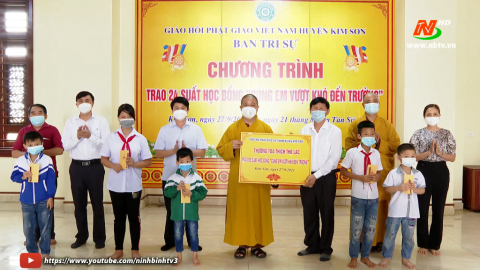 Trao tặng học bổng "C&ugrave;ng em vượt kh&oacute; tới trường"