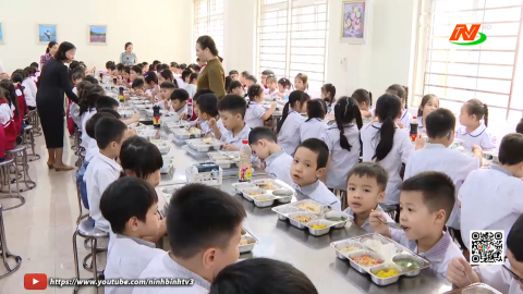 Dinh dưỡng, an to&agrave;n bữa ăn b&aacute;n tr&uacute; cho trẻ