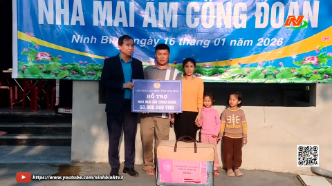 Li&ecirc;n đo&agrave;n lao động tỉnh trao hỗ trợ nh&agrave; m&aacute;i ấm c&ocirc;ng đo&agrave;n