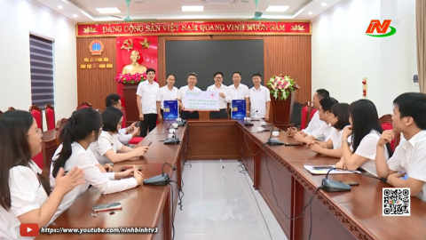 Trao tặng m&aacute;y tạo nước Ion kiềm cho TAND khu vực 10
