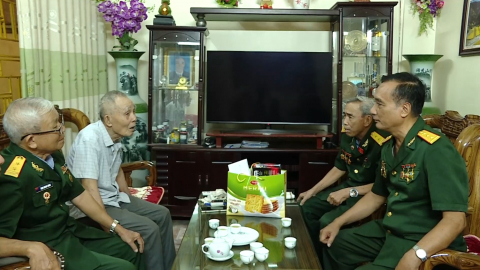 Hội Th&agrave;nh cổ Quảng Trị năm 1972 tỉnh thăm, tặng qu&agrave; nh&acirc;n kỷ niệm 79 năm ng&agrave;y thương binh, liệt sỹ