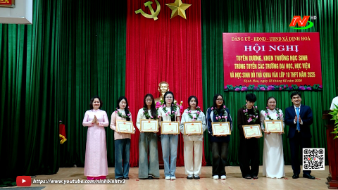 X&atilde; Định H&oacute;a tuy&ecirc;n dương, khen thưởng học sinh ti&ecirc;u biểu