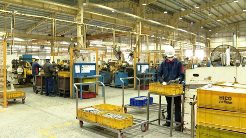 Kh&ocirc;ng kh&iacute; thi đua lao động sản xuất tại c&aacute;c doanh nghiệp