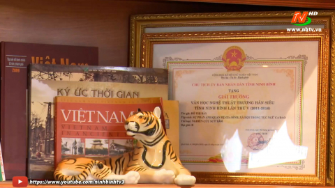 Một gia đ&igrave;nh say m&ecirc; nghi&ecirc;n cứu văn h&oacute;a d&acirc;n gian