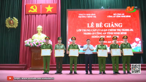 Bế giảng lớp Trung cấp l&yacute; luận ch&iacute;nh trị
