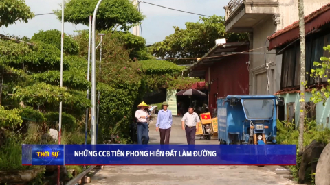 Những CCB ti&ecirc;n phong hi&ecirc;n đất l&agrave;m đường
