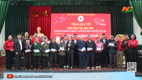 Tặng qu&agrave; Tết Nguy&ecirc;n đ&aacute;n B&iacute;nh Ngọ
