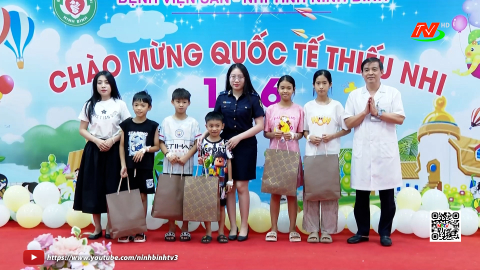 Tặng qu&agrave; nh&acirc;n ng&agrave;y Quốc tế thiếu nhi 1/6