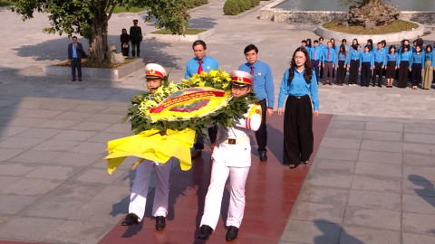 C&ocirc;ng đo&agrave;n Ninh B&igrave;nh d&acirc;ng hương trước thềm Đại hội