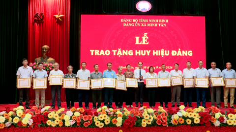 X&atilde; Minh T&acirc;n trao tặng huy hiệu Đảng v&agrave; triển khai nhiệm vụ qu&yacute; IV/2026