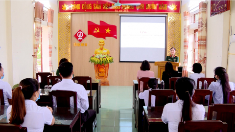 Tặng qu&agrave; cho học sinh c&oacute; ho&agrave;n cảnh kh&oacute; khăn