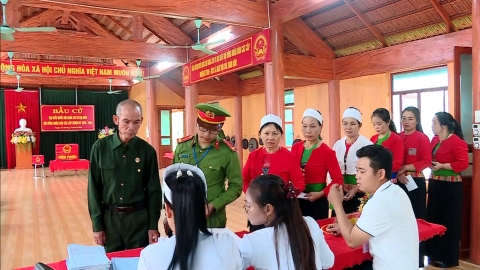 99,5% cử tri tỉnh Ninh B&igrave;nh tham gia bỏ phiếu trong ng&agrave;y hội non s&ocirc;ng