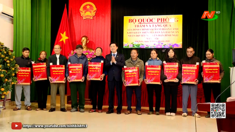 Trao qu&agrave; của Qu&acirc;n ủy trung ương, Bộ quốc ph&ograve;ng cho gia đ&igrave;nh ch&iacute;nh s&aacute;ch