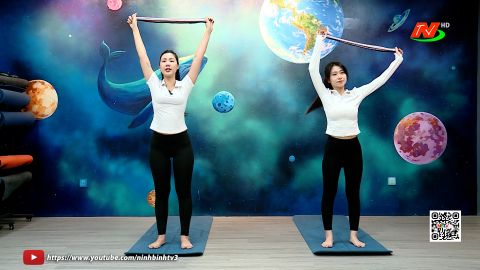 Yoga với d&acirc;y gi&uacute;p cải thiện g&ugrave; lưng