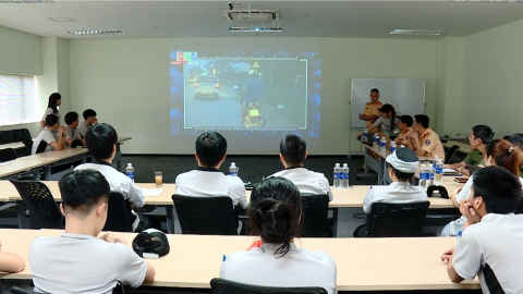 Đẩy mạnh tuy&ecirc;n truyền ATGT cho c&ocirc;ng nh&acirc;n