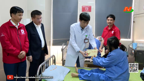 Tặng qu&agrave; cho người bệnh nh&acirc;n dịp Tết Nguy&ecirc;n đ&aacute;n