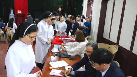 Cử tri phấn khởi trước th&agrave;nh c&ocirc;ng cuộc bầu cử